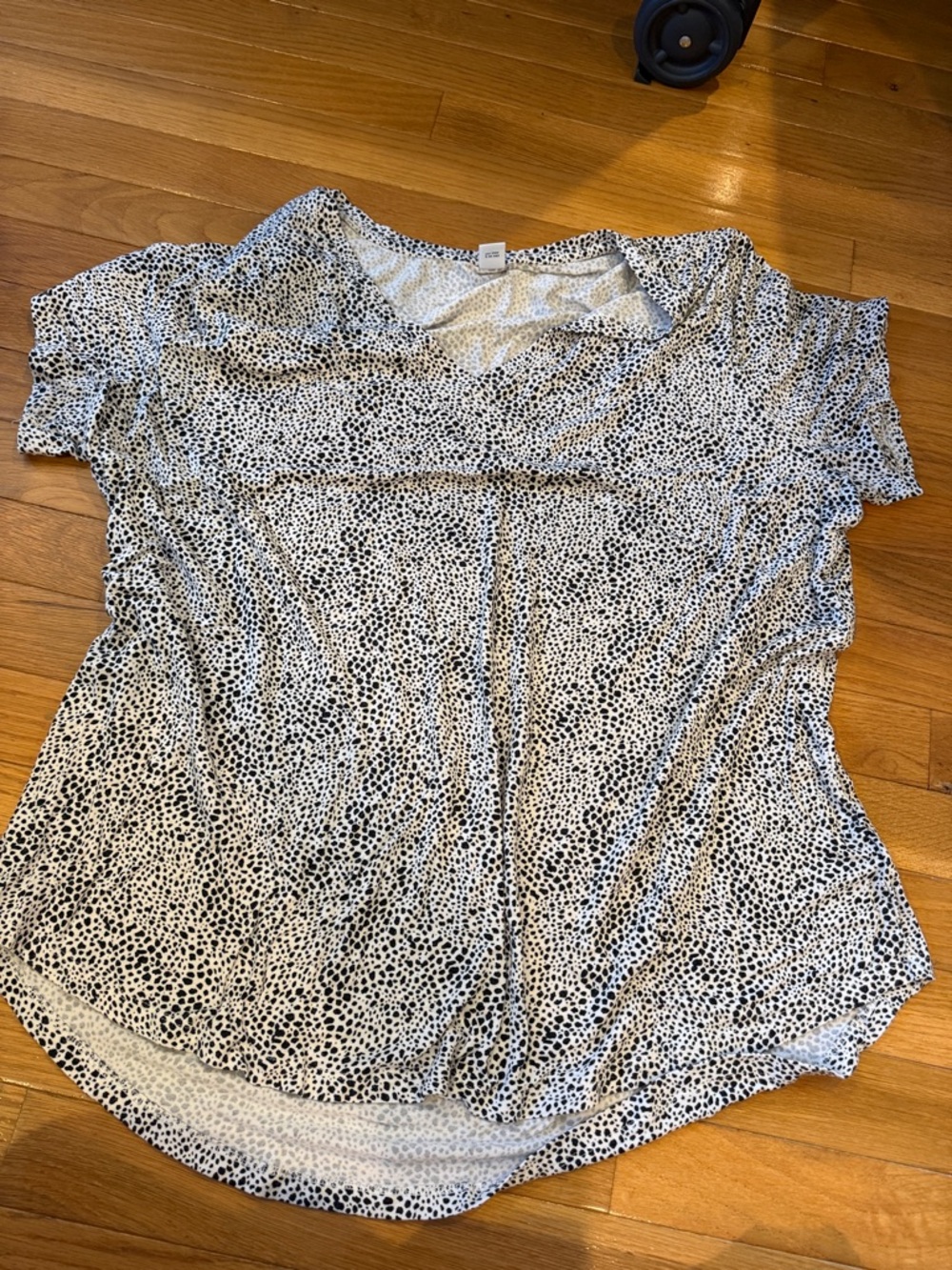 Old Navy Black and White Short Sleeve V-Neck Dot Print Top